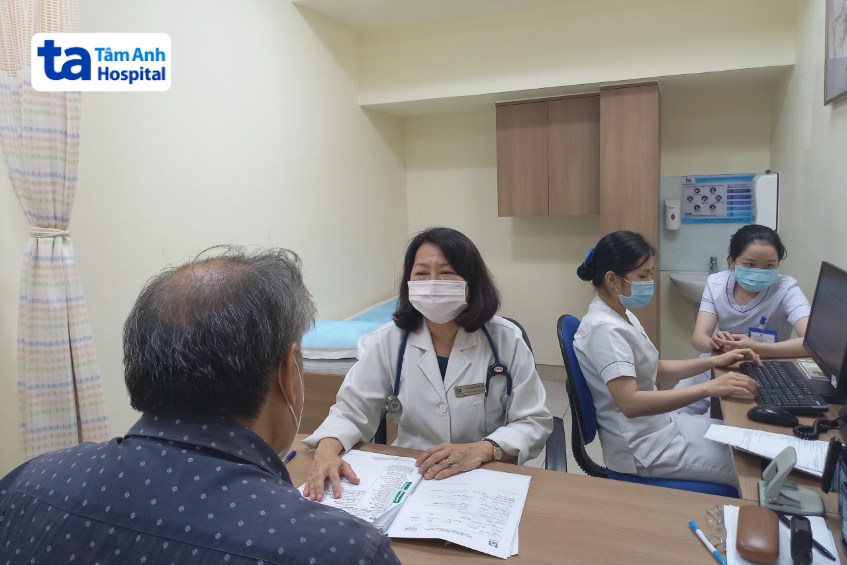bác sĩ tư vấn bệnh nhân tại bvđk tâm anh