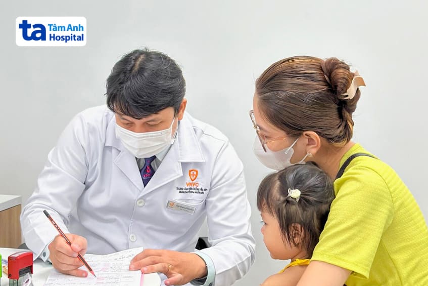 Bác sĩ tư vấn cho gia đình trước khi thực hiện chủng ngừa