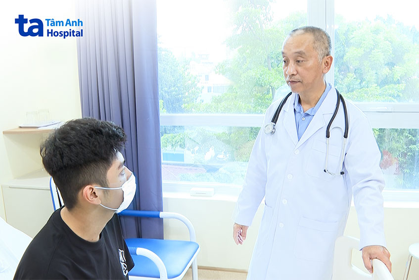 Bác sĩ Viên căn dặn bệnh nhân chế độ sinh hoạt, tập luyện sau phẫu thuật