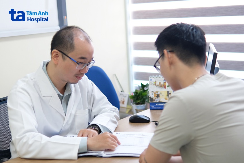 bác sĩ vũ trần minh nguyên tư vấn cho khách hàng