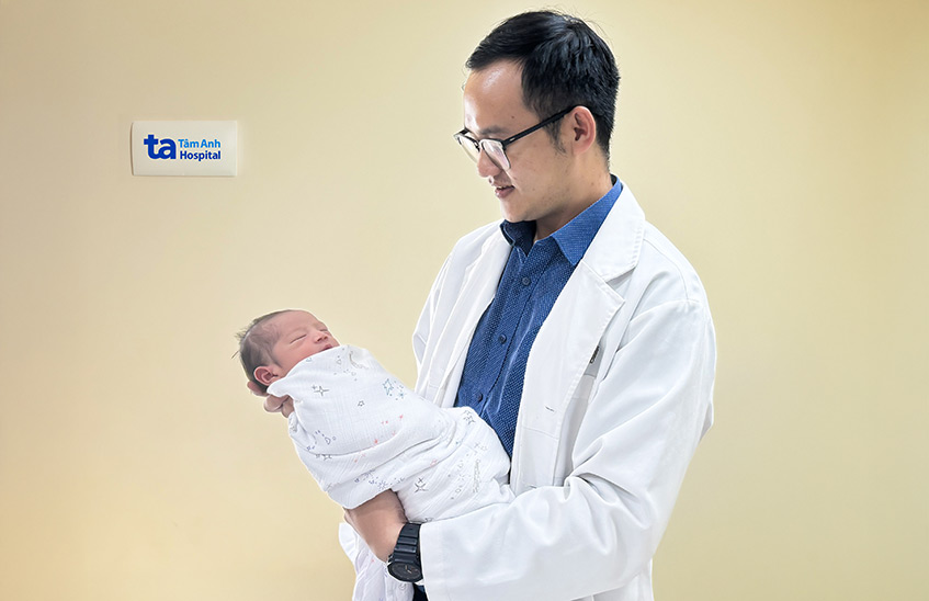 Bác sĩ Vỹ chia sẻ niềm vui với gia đình một bệnh nhân mang hội chứng Jacobs đã điều trị IVF thành công