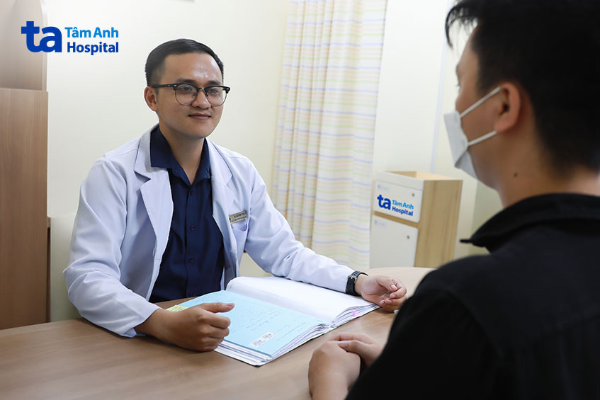 Bác sĩ Ngô Đình Triệu Vỹ tư vấn phác đồ điều trị cho người bệnh