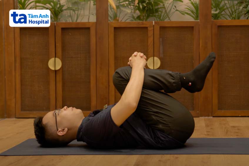 Bài tập ép đùi phục hồi thoái hóa khớp háng