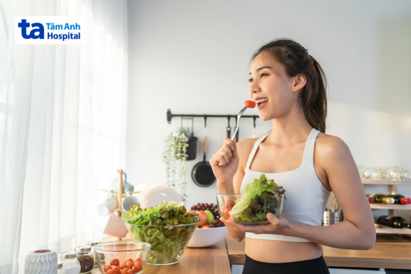 bạn nữ ăn uống lành mạnh