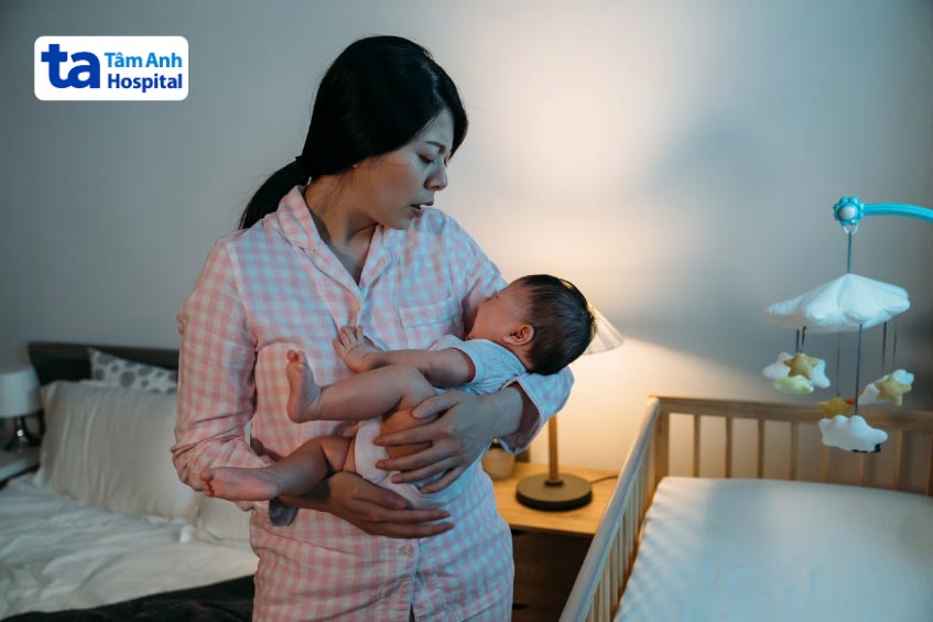 Những người thường xuyên bế em bé có nguy cơ sưng đau cổ tay.