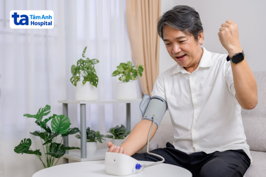 Bệnh nhân có thể theo dõi tình trạng huyết áp tại nhà bằng máy đo kỹ thuật số