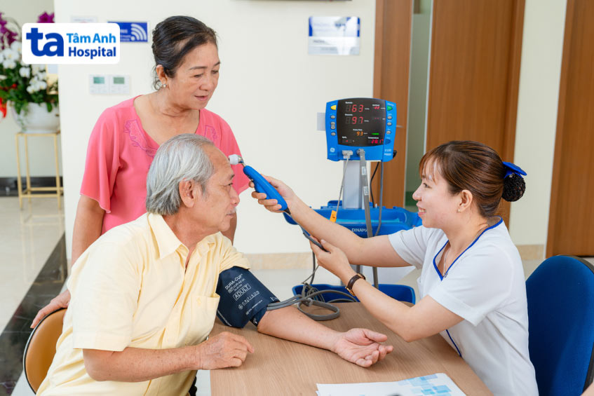 Bệnh nhân được kỹ thuật viên hỗ trợ đo huyết áp