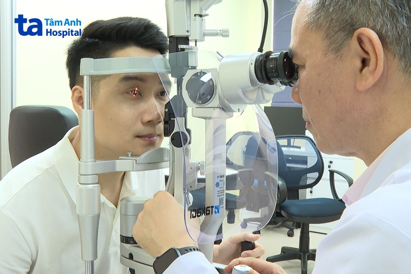 bệnh nhân khám mắt trước khi phẫu thuật