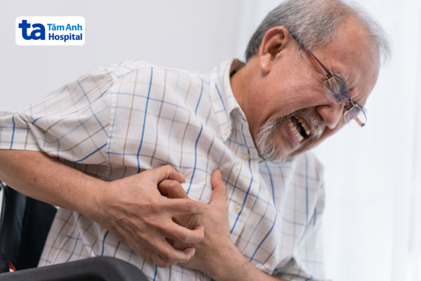 Bệnh nhân bị viêm màng ngoài tim thường đau ngực dữ dội và đột ngột