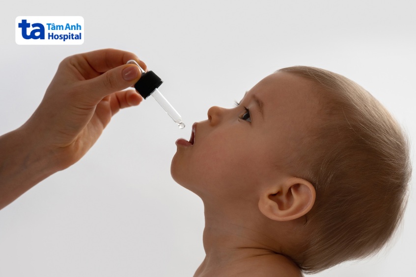 Bố mẹ bổ sung thêm vitamin và khoáng chất cho con