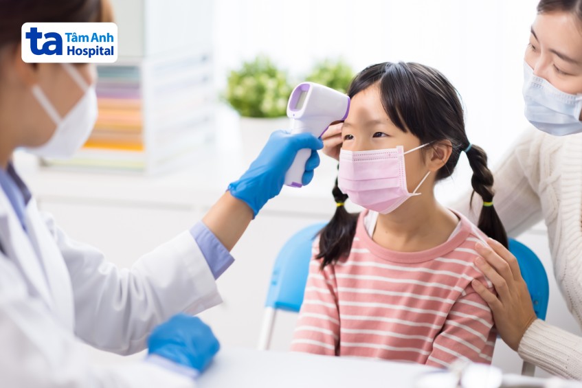 bố mẹ cần cho trẻ đến bệnh viện ngay