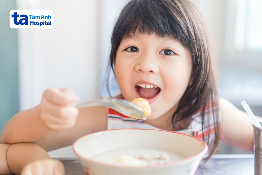 Bố mẹ nên cho trẻ ăn các món được nấu mềm