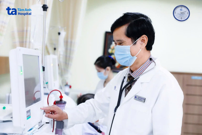 BS.CKII Nguyễn Hữu Nhật đang theo dõi chỉ số trên máy lọc máu của người bệnh chạy thận nhân tạo