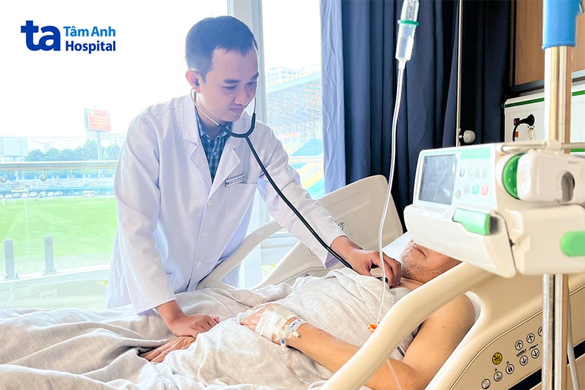 Bác sĩ Danh kiểm tra sức khỏe ông Liu trước lúc xuất viện