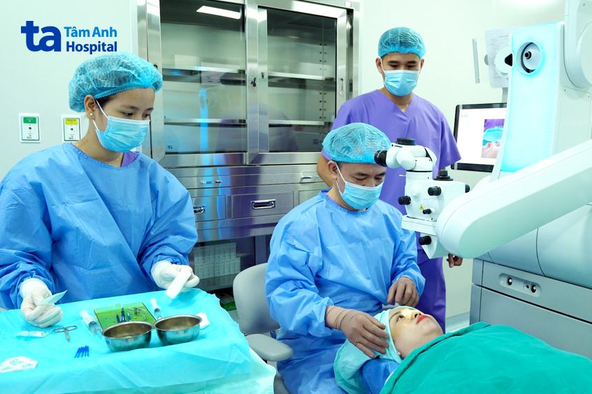 bs hiệp phẫu thuật tật khúc xạ