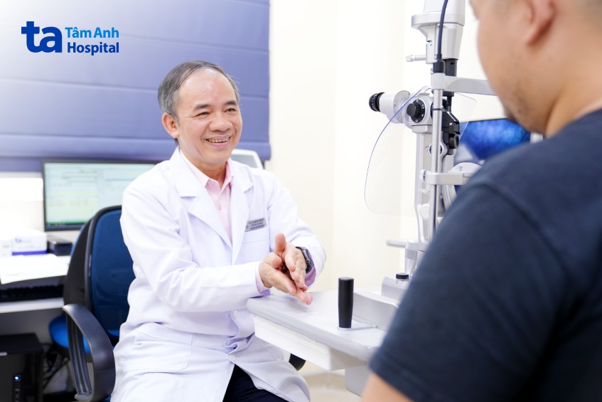 bs hiệp tư vấn bệnh nhân mổ mắt
