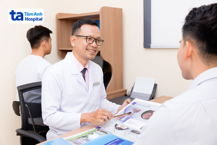ThS.BS Lê Đăng Khoa, Trưởng đơn vị Hỗ trợ sinh sản, BVĐK Tâm Anh Quận 8 tư vấn cho bệnh nhân hiếm muộn nam