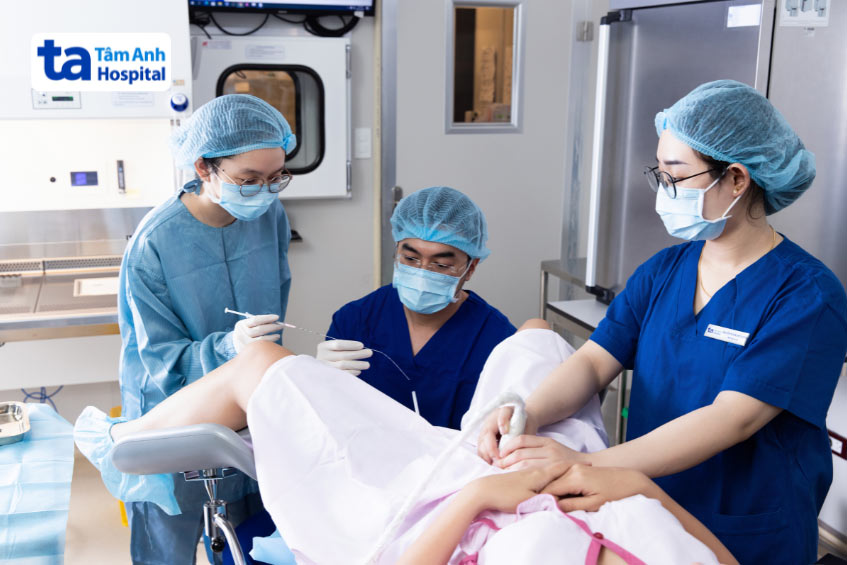 BS Lê Xuân Nguyên thực hiện thủ thuật chuyển phôi