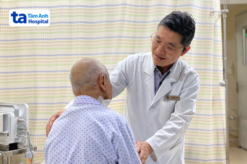 TS.BS Nguyễn Anh Dũng, Trưởng khoa Ngoại Lồng ngực – Mạch máu, Bệnh viện Đa khoa Tâm Anh TP.HCM thăm hỏi bệnh nhân sau ca phẫu thuật