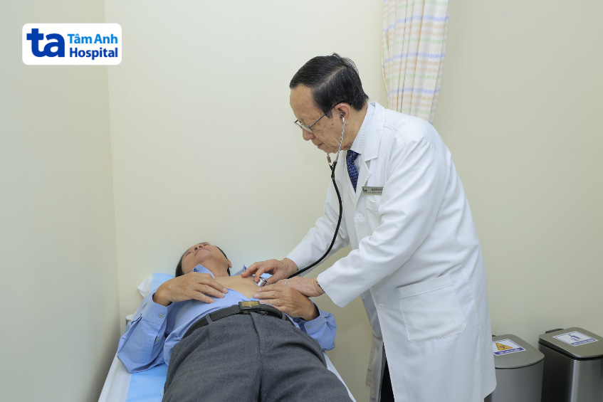 PGS.TS.BS Phạm Nguyễn Vinh - Giám đốc Trung tâm Tim mạch, BVĐK Tâm Anh TP.HCM thăm khám cho bệnh nhân