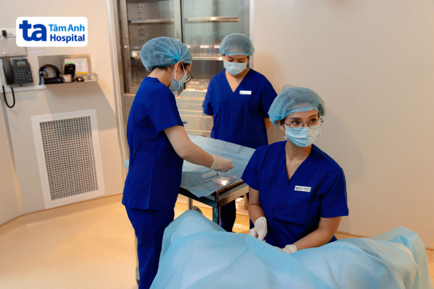 ThS.BS Phan Hà Minh Hạnh thực hiện thủ thuật chọc hút noãn