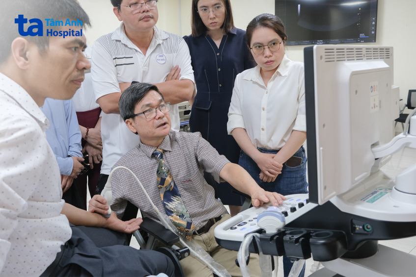 bs trọng đang thị phạm