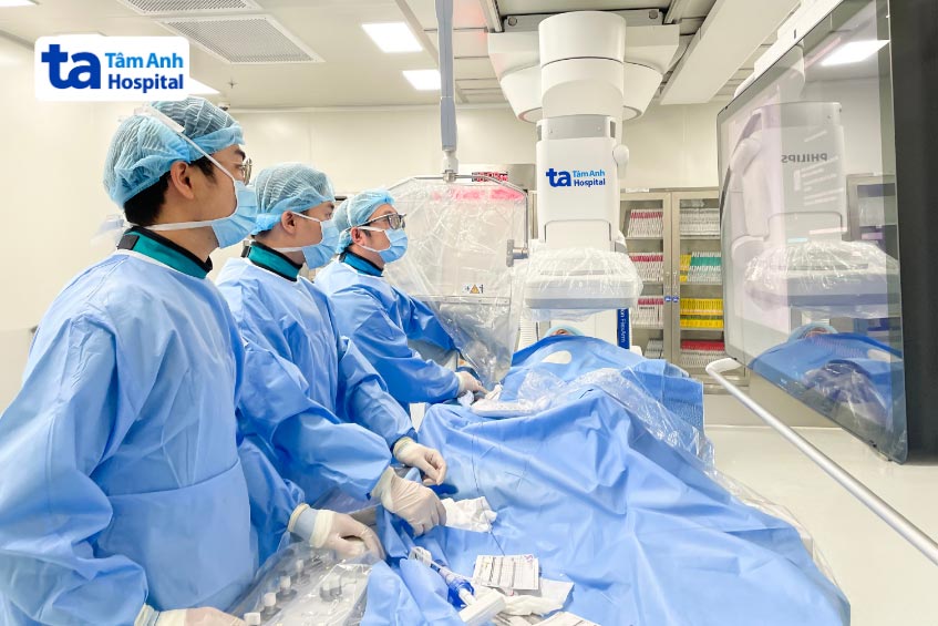 ThS.BS.CKII Võ Anh Minh (trong cùng bên phải) đang can thiệp đặt stent cho bệnh nhân