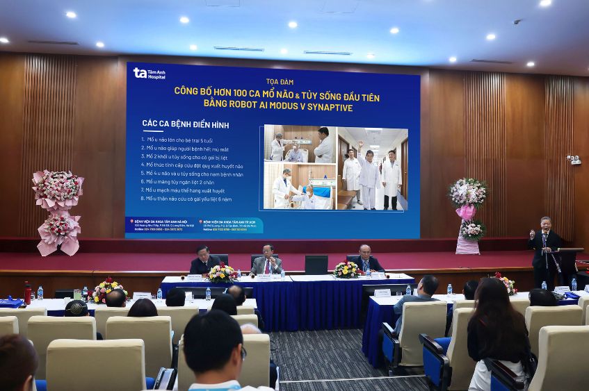buổi công bố 100 ca mổ não và tủy sống đầu tiên bằng robot ai