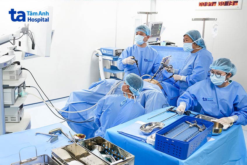 ca mổ cắt tử cung và buồng trứng