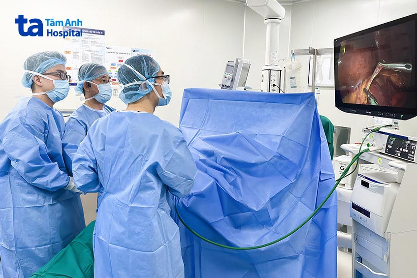 Các bác sĩ mổ nội soi cho một trường hợp mắc bệnh lý lồng ngực
