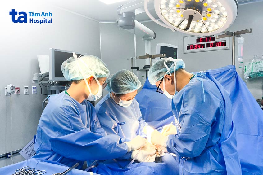 các bác sĩ sản khoa phẫu thuật
