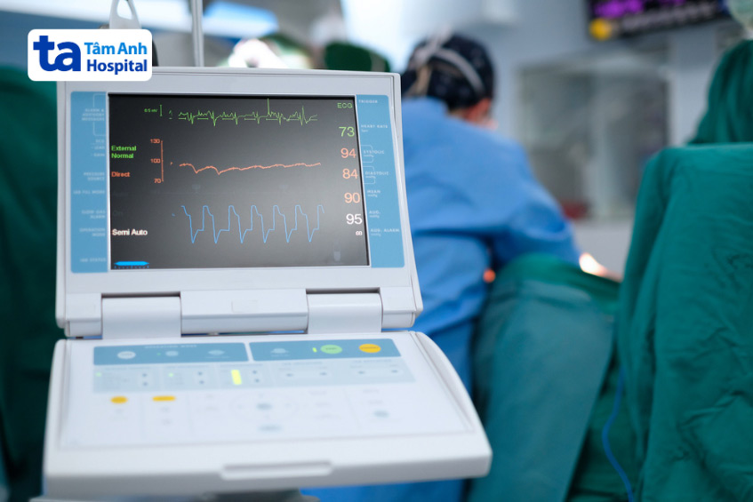 Các bác sĩ thực hiện đặt IABP cho bệnh nhân tại BVĐK Tâm Anh