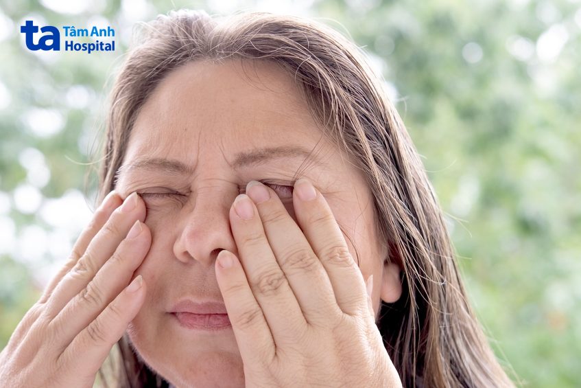 cận nặng gây nhiều biến chứng