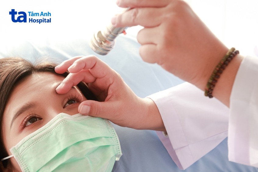 cận thị nặng làm nhiều người gặp khó khăn