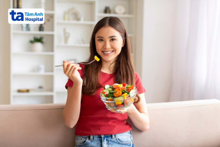 Chế độ ăn nhiều rau xanh, trái cây tươi, protein nạc kết hợp luyện tập thể dục phù hợp giúp kiểm soát cân nặng hiệu quả