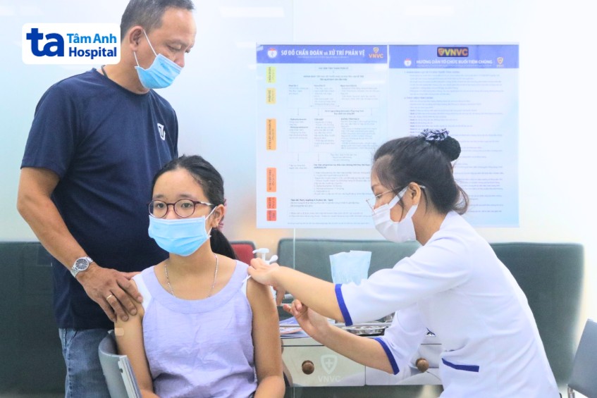 chích ngừa ung thư cổ tử cung cho bé gái