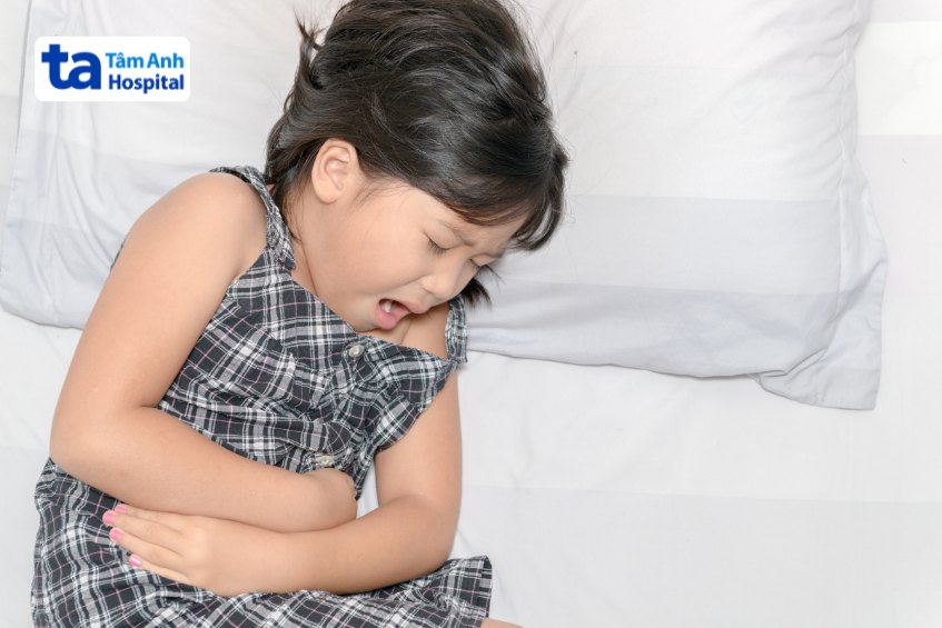 Cơn đau bụng có thể xuất hiện đột ngột, kéo dài âm ĩ