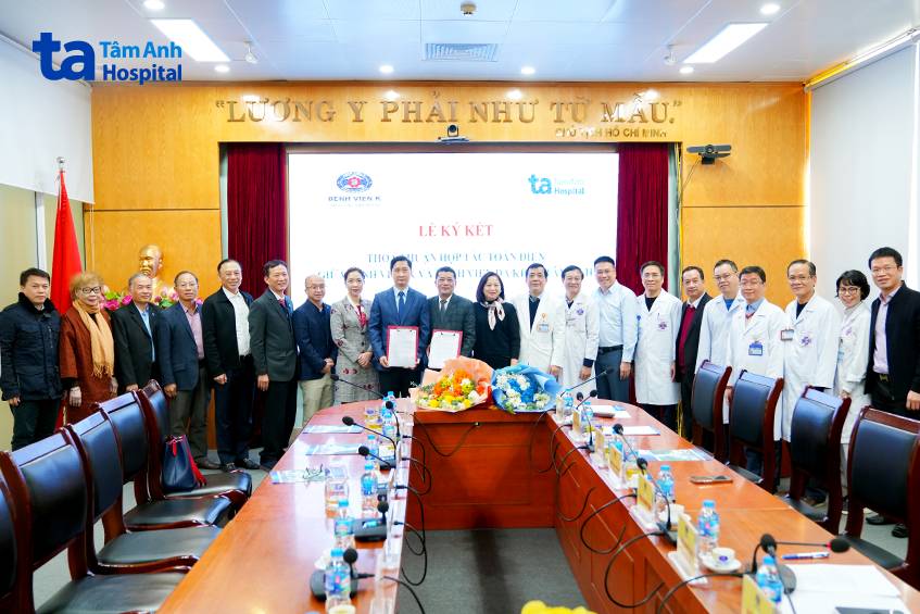 Đại diện BVĐK Tâm Anh và Bệnh viện K chụp ảnh lưu niệm