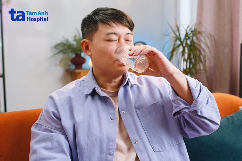 Bệnh đái tháo nhạt thường cảm thấy khát nước, đi tiểu nhiều.