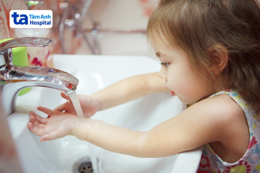 đặt vùng da bị bỏng dưới vòi nước mát ngay lập tức