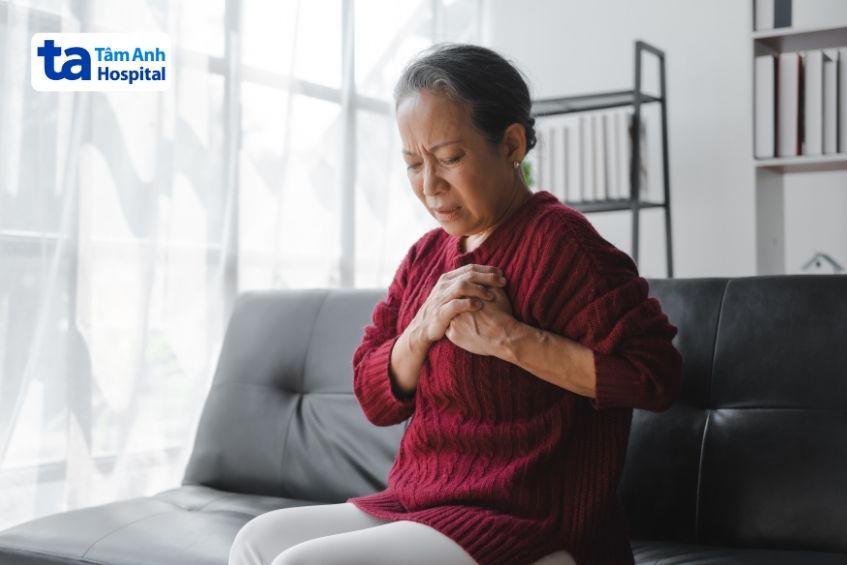 Đau ngực, khó thở là triệu chứng dễ nhận thấy của bệnh tim block nhánh phải hoàn toàn