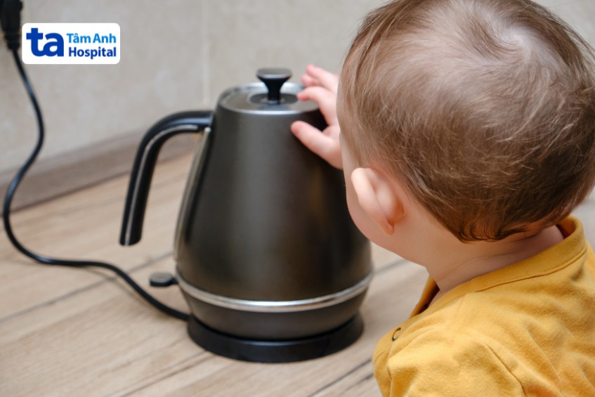 Để ấm nước, các đồ dùng đựng nước sôi trong tầm với của trẻ