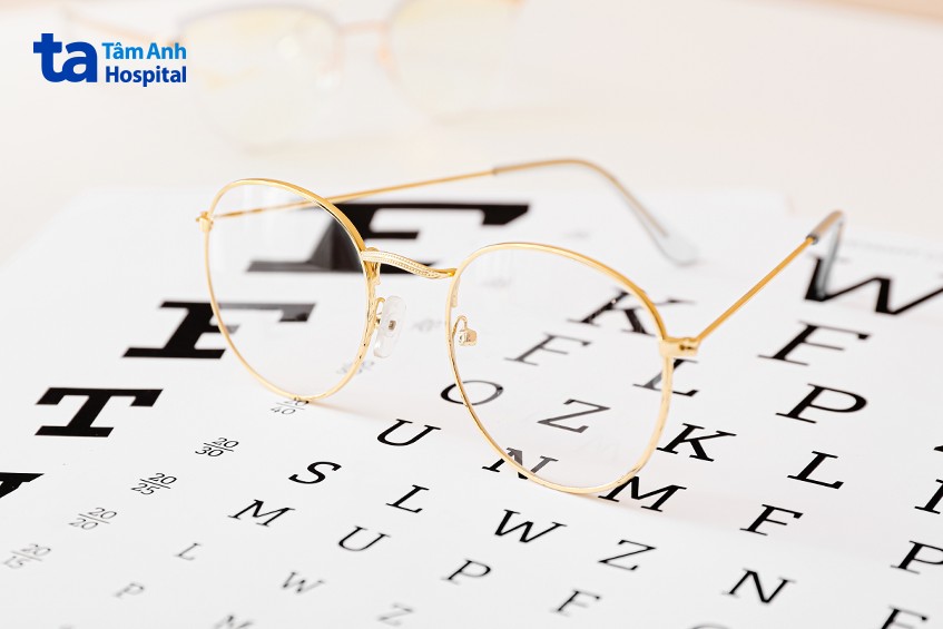 đeo kính hỗ trợ trị tật khúc xạ