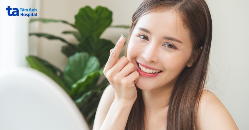 đeo lens đúng cách hạn chế đỏ mắt