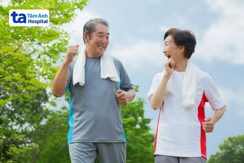 Đi bộ thường xuyên giúp hỗ trợ lưu thông máu, giảm nguy cơ mắc các vấn đề về tim mạch