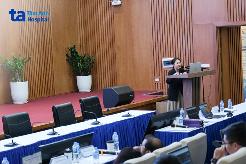 diễn giả đang báo cáo