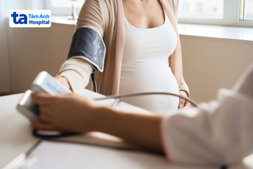 đo huyết áp cho phụ nữ mang thai
