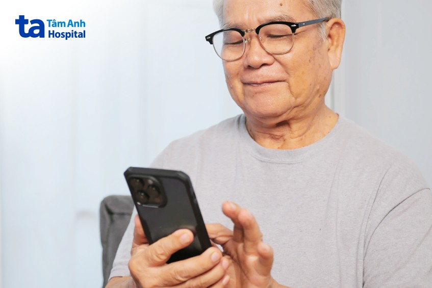 đục thủy tinh thể xảy ra ở người lớn tuổi