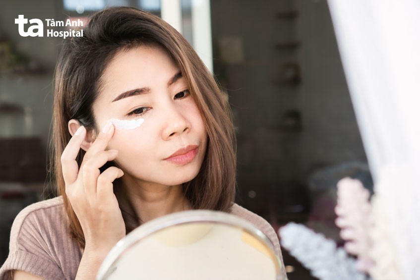 dưỡng ẩm quanh mắt ngăn lão hóa