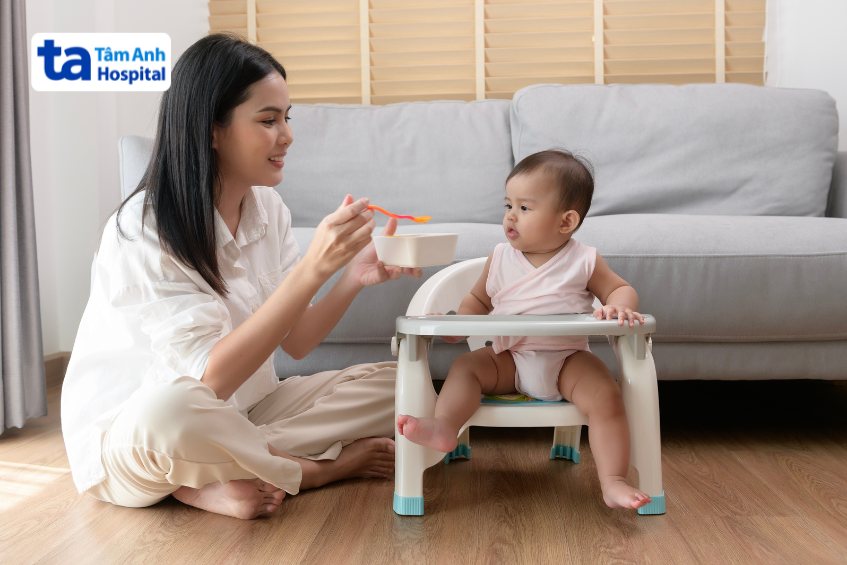 Duy trì chế độ dinh dưỡng đủ chất và năng lượng cho trẻ